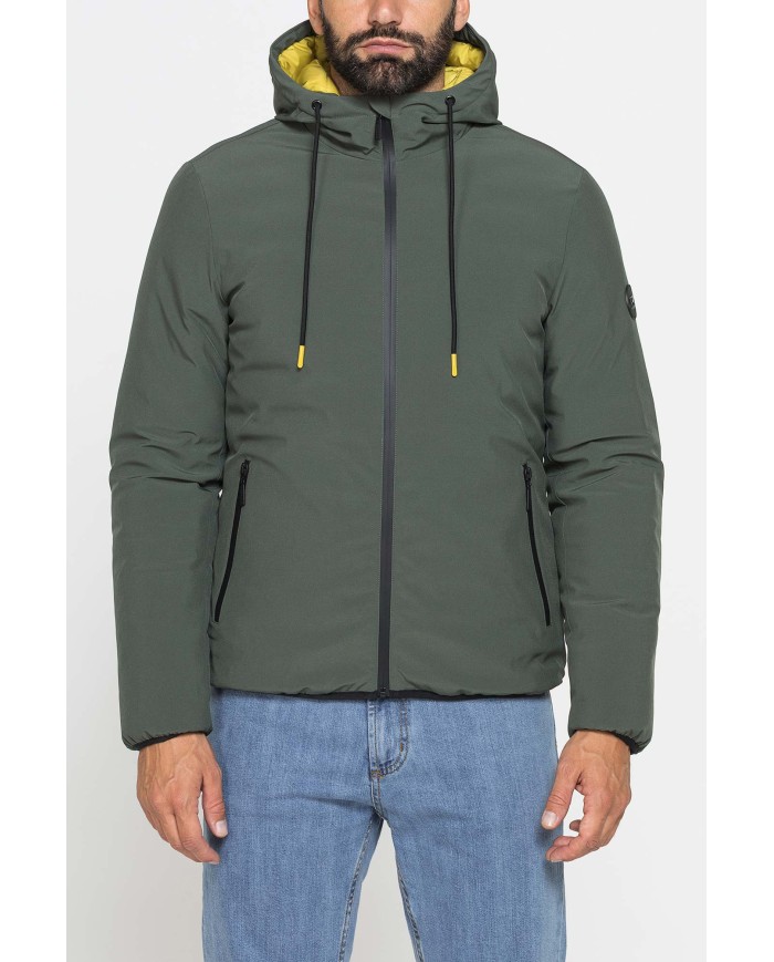 GIUBBOTTO IN TESSUTO TECNICO IMBOTTITO CON CAPPUCCIO