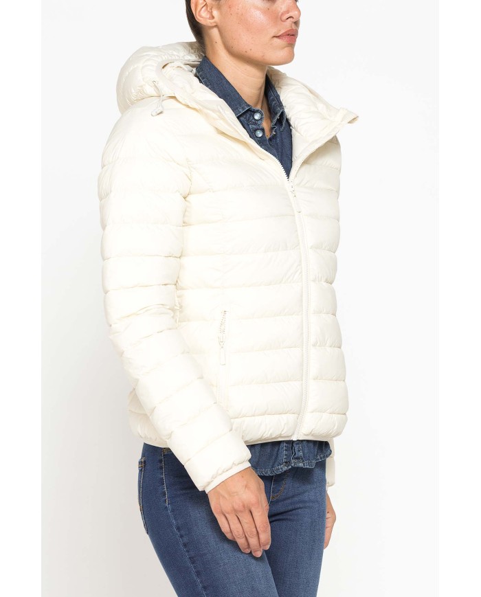 GIUBBOTTO RESISTENTE ALLA PIOGGIA CON IMBOTTITURA ULTRA LEGGERA. Vestibilità regolare.