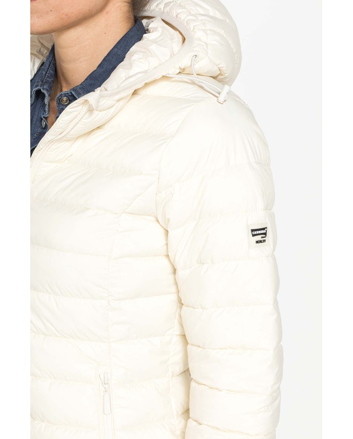 GIUBBOTTO RESISTENTE ALLA PIOGGIA CON IMBOTTITURA ULTRA LEGGERA. Vestibilità regolare.