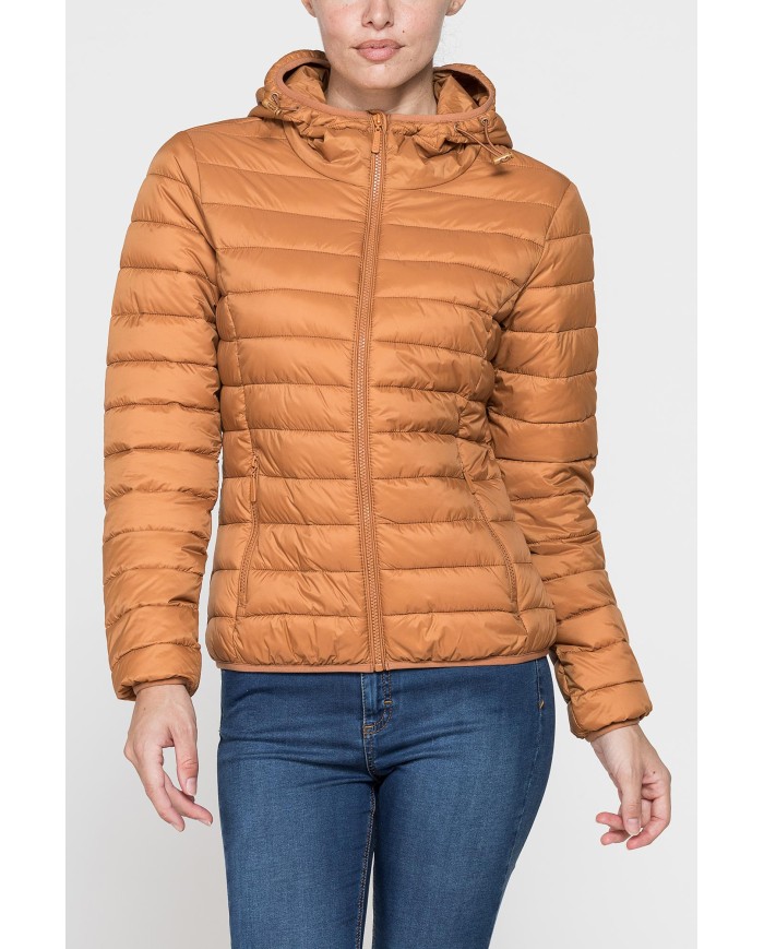 GIUBBOTTO RESISTENTE ALLA PIOGGIA CON IMBOTTITURA ULTRA LEGGERA. Vestibilità regolare.