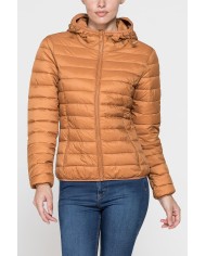 GIUBBOTTO RESISTENTE ALLA PIOGGIA CON IMBOTTITURA ULTRA LEGGERA. Vestibilità regolare.