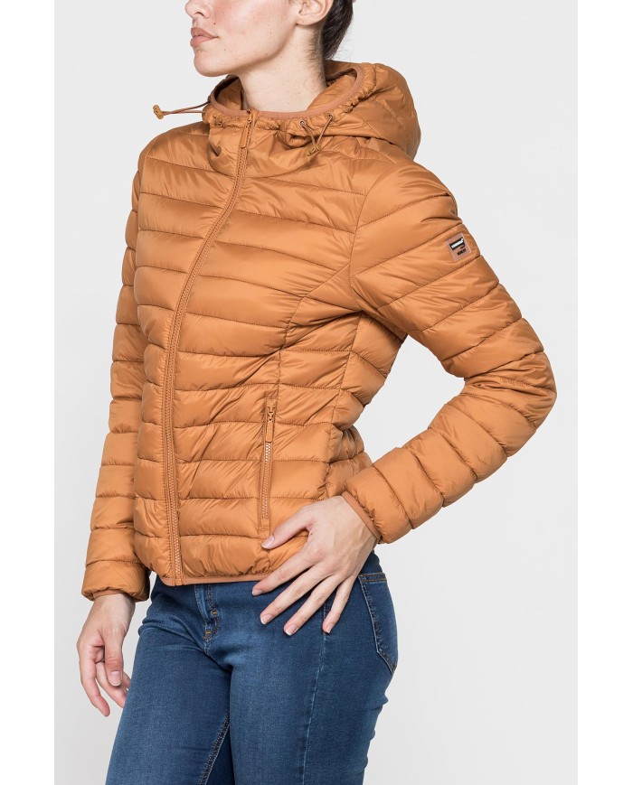 GIUBBOTTO RESISTENTE ALLA PIOGGIA CON IMBOTTITURA ULTRA LEGGERA. Vestibilità regolare.