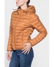 GIUBBOTTO RESISTENTE ALLA PIOGGIA CON IMBOTTITURA ULTRA LEGGERA. Vestibilità regolare.