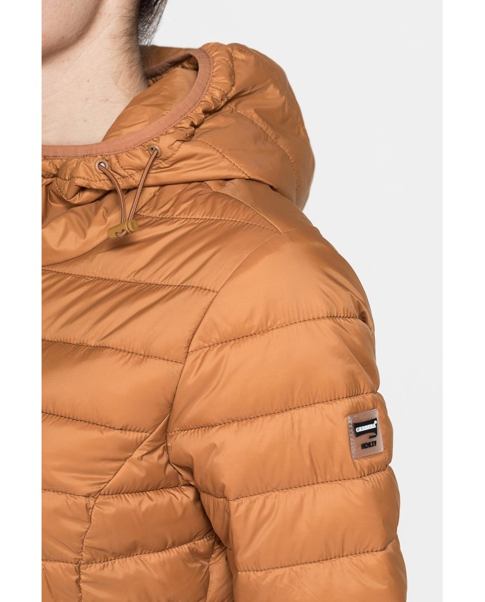 GIUBBOTTO RESISTENTE ALLA PIOGGIA CON IMBOTTITURA ULTRA LEGGERA. Vestibilità regolare.