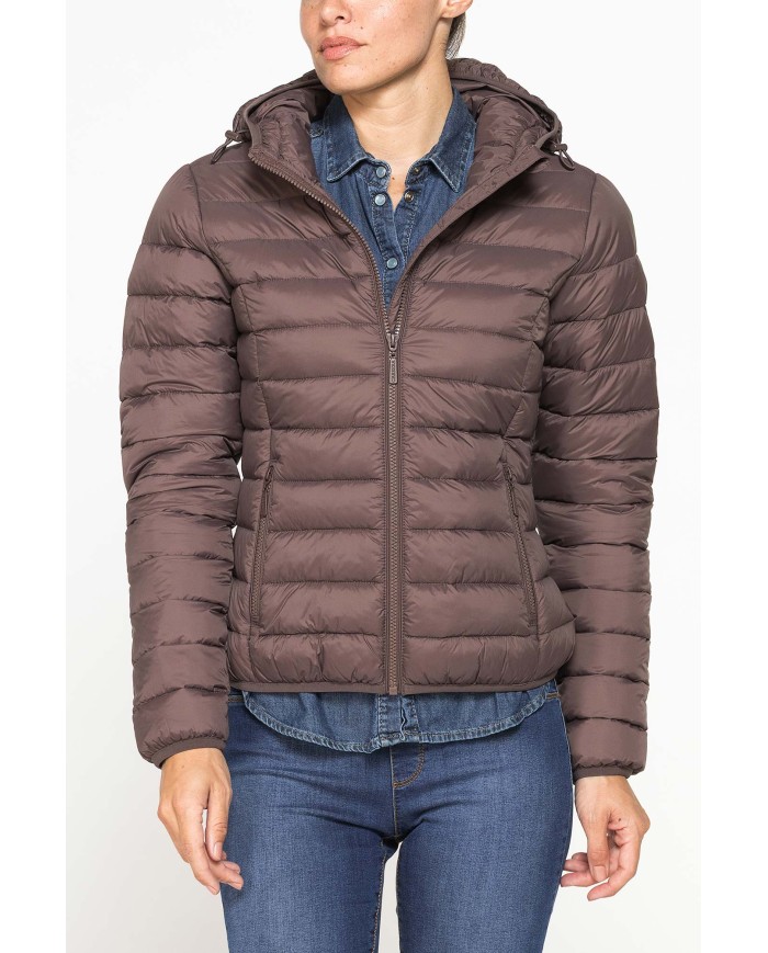 GIUBBOTTO RESISTENTE ALLA PIOGGIA CON IMBOTTITURA ULTRA LEGGERA. Vestibilità regolare.