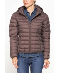 GIUBBOTTO RESISTENTE ALLA PIOGGIA CON IMBOTTITURA ULTRA LEGGERA. Vestibilità regolare.