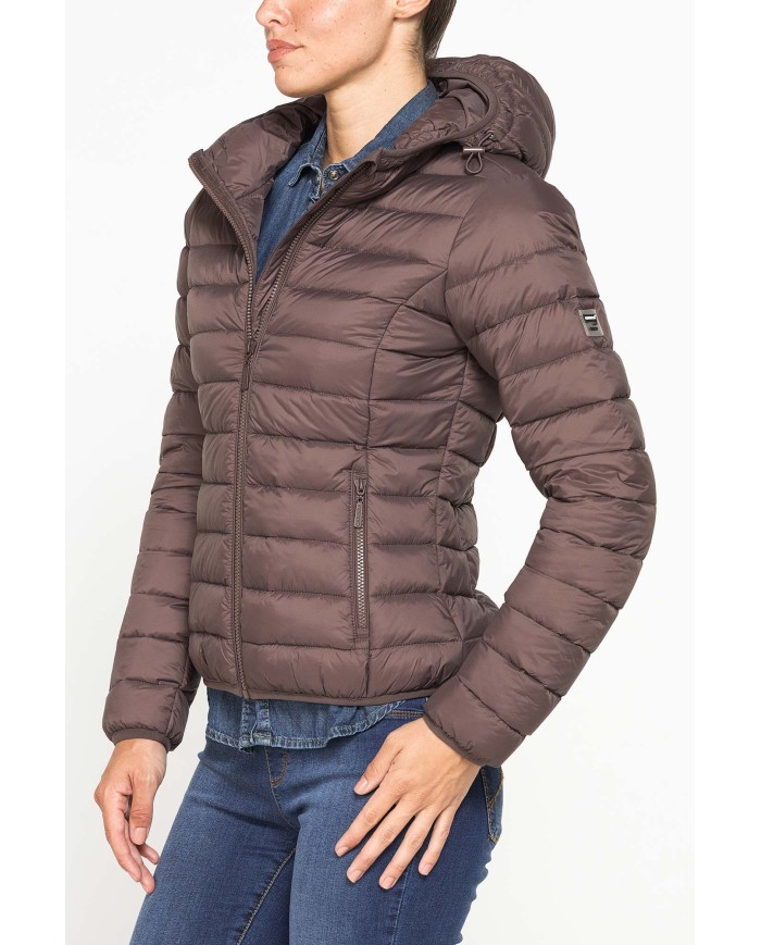 GIUBBOTTO RESISTENTE ALLA PIOGGIA CON IMBOTTITURA ULTRA LEGGERA. Vestibilità regolare.