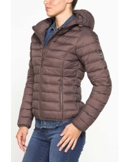 GIUBBOTTO RESISTENTE ALLA PIOGGIA CON IMBOTTITURA ULTRA LEGGERA. Vestibilità regolare.