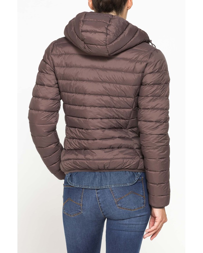 GIUBBOTTO RESISTENTE ALLA PIOGGIA CON IMBOTTITURA ULTRA LEGGERA. Vestibilità regolare.