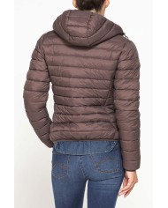 GIUBBOTTO RESISTENTE ALLA PIOGGIA CON IMBOTTITURA ULTRA LEGGERA. Vestibilità regolare.