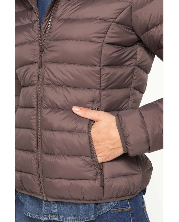 GIUBBOTTO RESISTENTE ALLA PIOGGIA CON IMBOTTITURA ULTRA LEGGERA. Vestibilità regolare.