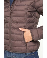 GIUBBOTTO RESISTENTE ALLA PIOGGIA CON IMBOTTITURA ULTRA LEGGERA. Vestibilità regolare.