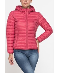 GIUBBOTTO RESISTENTE ALLA PIOGGIA CON IMBOTTITURA ULTRA LEGGERA. Vestibilità regolare.