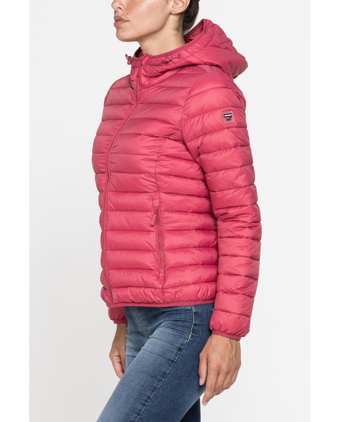 GIUBBOTTO RESISTENTE ALLA PIOGGIA CON IMBOTTITURA ULTRA LEGGERA. Vestibilità regolare.