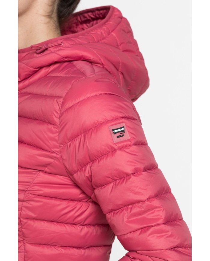 GIUBBOTTO RESISTENTE ALLA PIOGGIA CON IMBOTTITURA ULTRA LEGGERA. Vestibilità regolare.