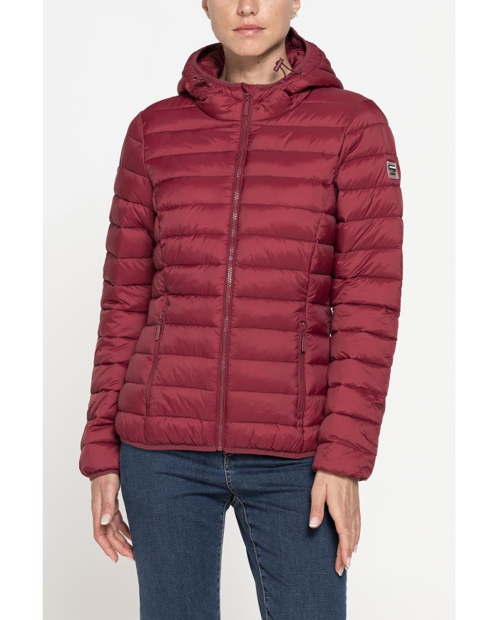 GIUBBOTTO RESISTENTE ALLA PIOGGIA CON IMBOTTITURA ULTRA LEGGERA. Vestibilità regolare.