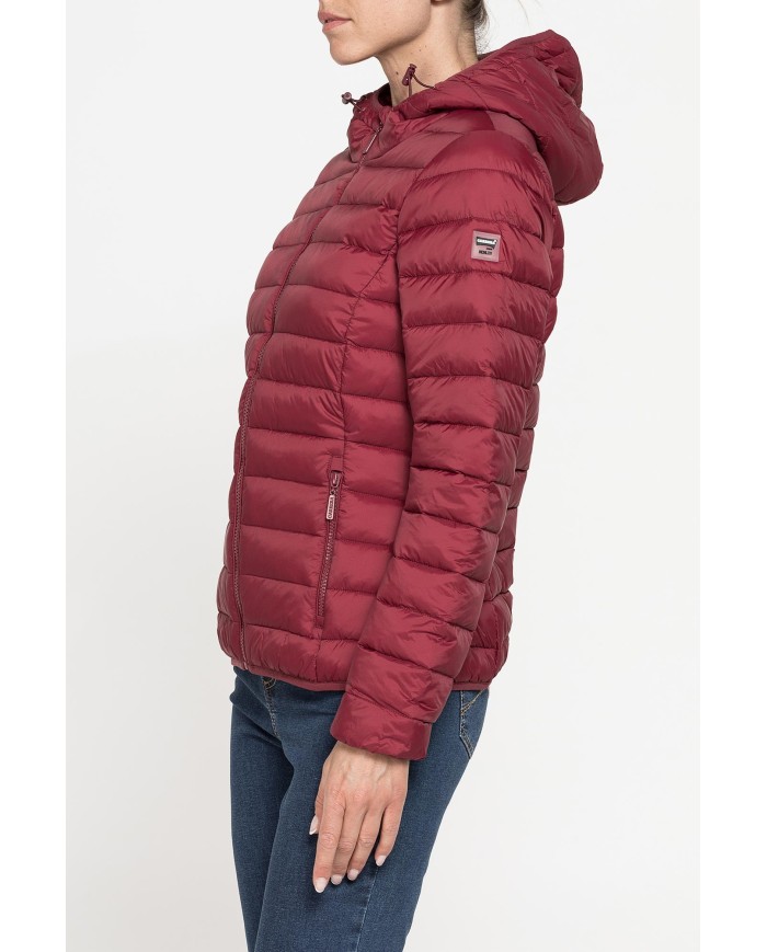 GIUBBOTTO RESISTENTE ALLA PIOGGIA CON IMBOTTITURA ULTRA LEGGERA. Vestibilità regolare.