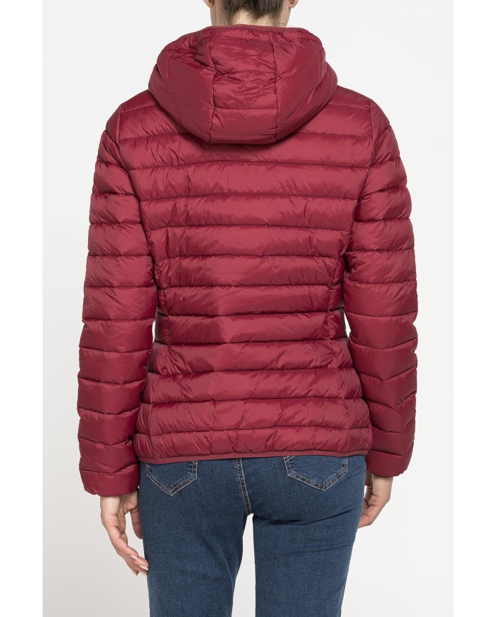 GIUBBOTTO RESISTENTE ALLA PIOGGIA CON IMBOTTITURA ULTRA LEGGERA. Vestibilità regolare.