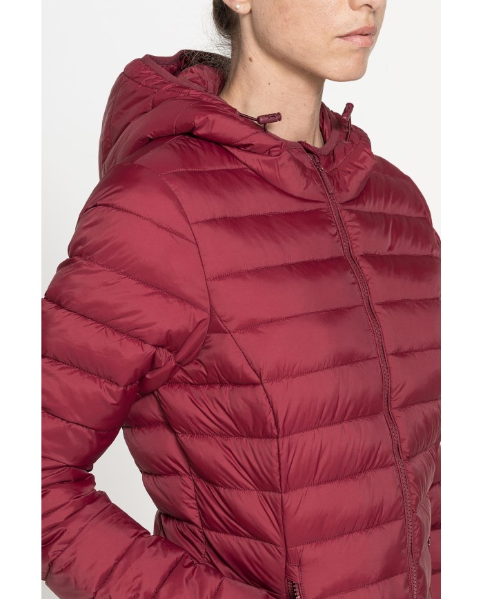 GIUBBOTTO RESISTENTE ALLA PIOGGIA CON IMBOTTITURA ULTRA LEGGERA. Vestibilità regolare.