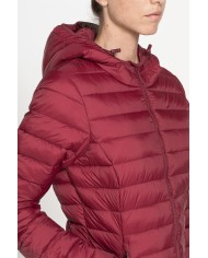 GIUBBOTTO RESISTENTE ALLA PIOGGIA CON IMBOTTITURA ULTRA LEGGERA. Vestibilità regolare.