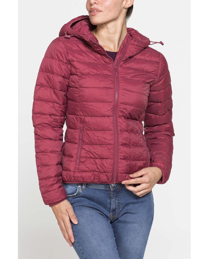 GIUBBOTTO RESISTENTE ALLA PIOGGIA CON IMBOTTITURA ULTRA LEGGERA. Vestibilità regolare.