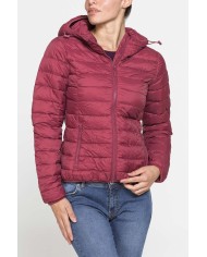 GIUBBOTTO RESISTENTE ALLA PIOGGIA CON IMBOTTITURA ULTRA LEGGERA. Vestibilità regolare.