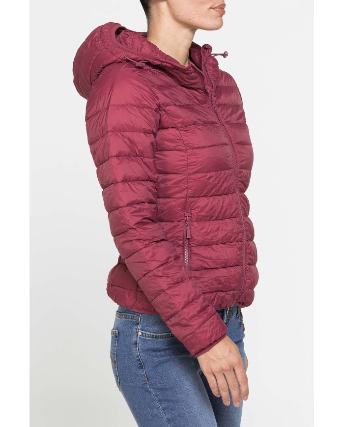 GIUBBOTTO RESISTENTE ALLA PIOGGIA CON IMBOTTITURA ULTRA LEGGERA. Vestibilità regolare.