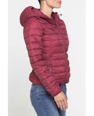 GIUBBOTTO RESISTENTE ALLA PIOGGIA CON IMBOTTITURA ULTRA LEGGERA. Vestibilità regolare.