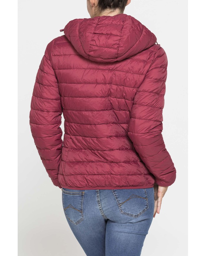 GIUBBOTTO RESISTENTE ALLA PIOGGIA CON IMBOTTITURA ULTRA LEGGERA. Vestibilità regolare.