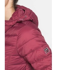 GIUBBOTTO RESISTENTE ALLA PIOGGIA CON IMBOTTITURA ULTRA LEGGERA. Vestibilità regolare.