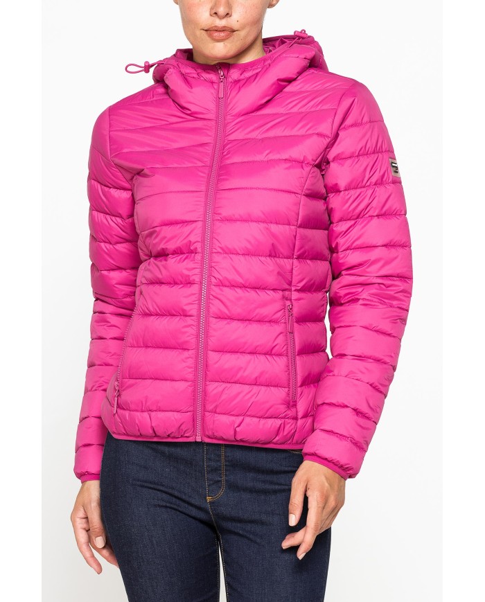 GIUBBOTTO RESISTENTE ALLA PIOGGIA CON IMBOTTITURA ULTRA LEGGERA. Vestibilità regolare.