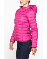 GIUBBOTTO RESISTENTE ALLA PIOGGIA CON IMBOTTITURA ULTRA LEGGERA. Vestibilità regolare.