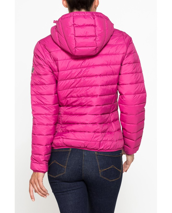 GIUBBOTTO RESISTENTE ALLA PIOGGIA CON IMBOTTITURA ULTRA LEGGERA. Vestibilità regolare.