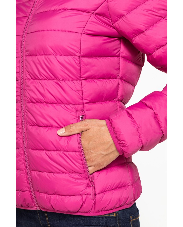 GIUBBOTTO RESISTENTE ALLA PIOGGIA CON IMBOTTITURA ULTRA LEGGERA. Vestibilità regolare.