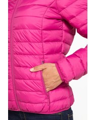 GIUBBOTTO RESISTENTE ALLA PIOGGIA CON IMBOTTITURA ULTRA LEGGERA. Vestibilità regolare.