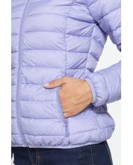 GIUBBOTTO RESISTENTE ALLA PIOGGIA CON IMBOTTITURA ULTRA LEGGERA. Vestibilità regolare.