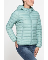 GIUBBOTTO RESISTENTE ALLA PIOGGIA CON IMBOTTITURA ULTRA LEGGERA. Vestibilità regolare.