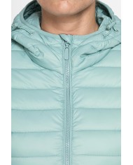 GIUBBOTTO RESISTENTE ALLA PIOGGIA CON IMBOTTITURA ULTRA LEGGERA. Vestibilità regolare.