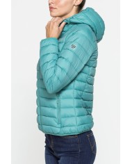 GIUBBOTTO RESISTENTE ALLA PIOGGIA CON IMBOTTITURA ULTRA LEGGERA. Vestibilità regolare.