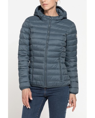 GIUBBOTTO RESISTENTE ALLA PIOGGIA CON IMBOTTITURA ULTRA LEGGERA. Vestibilità regolare. GIUBBOTTO RESISTENTE ALLA PIOGGIA CON IMBOTTITURA ULTRA LEGGERA. Vestibilità regolare.