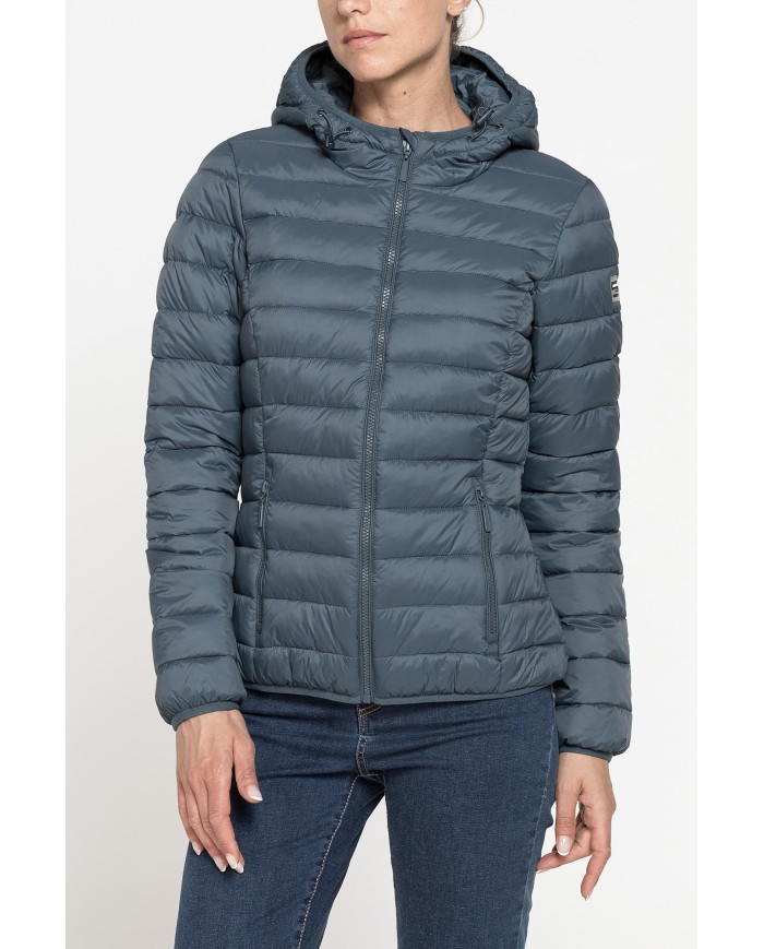 GIUBBOTTO RESISTENTE ALLA PIOGGIA CON IMBOTTITURA ULTRA LEGGERA. Vestibilità regolare.