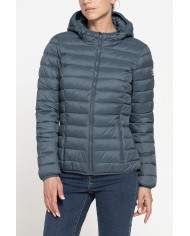 GIUBBOTTO RESISTENTE ALLA PIOGGIA CON IMBOTTITURA ULTRA LEGGERA. Vestibilità regolare.