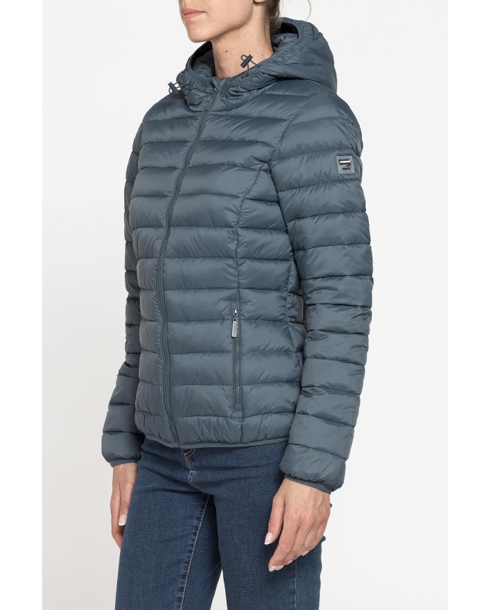 GIUBBOTTO RESISTENTE ALLA PIOGGIA CON IMBOTTITURA ULTRA LEGGERA. Vestibilità regolare.