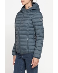 GIUBBOTTO RESISTENTE ALLA PIOGGIA CON IMBOTTITURA ULTRA LEGGERA. Vestibilità regolare.