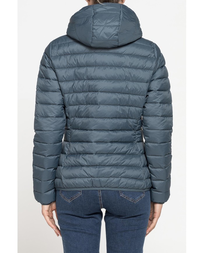 GIUBBOTTO RESISTENTE ALLA PIOGGIA CON IMBOTTITURA ULTRA LEGGERA. Vestibilità regolare.