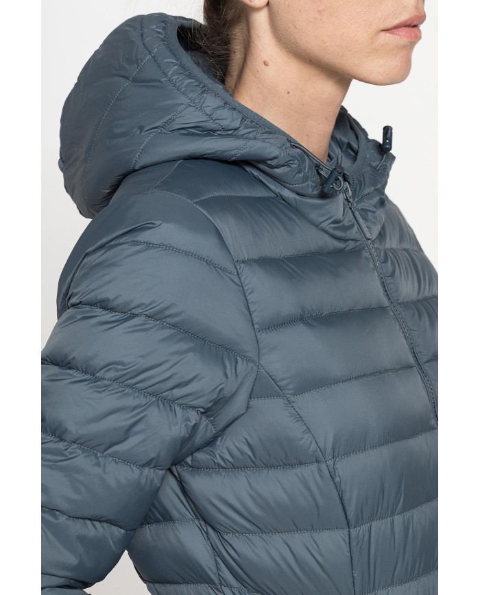 GIUBBOTTO RESISTENTE ALLA PIOGGIA CON IMBOTTITURA ULTRA LEGGERA. Vestibilità regolare.