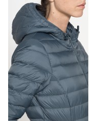 GIUBBOTTO RESISTENTE ALLA PIOGGIA CON IMBOTTITURA ULTRA LEGGERA. Vestibilità regolare.