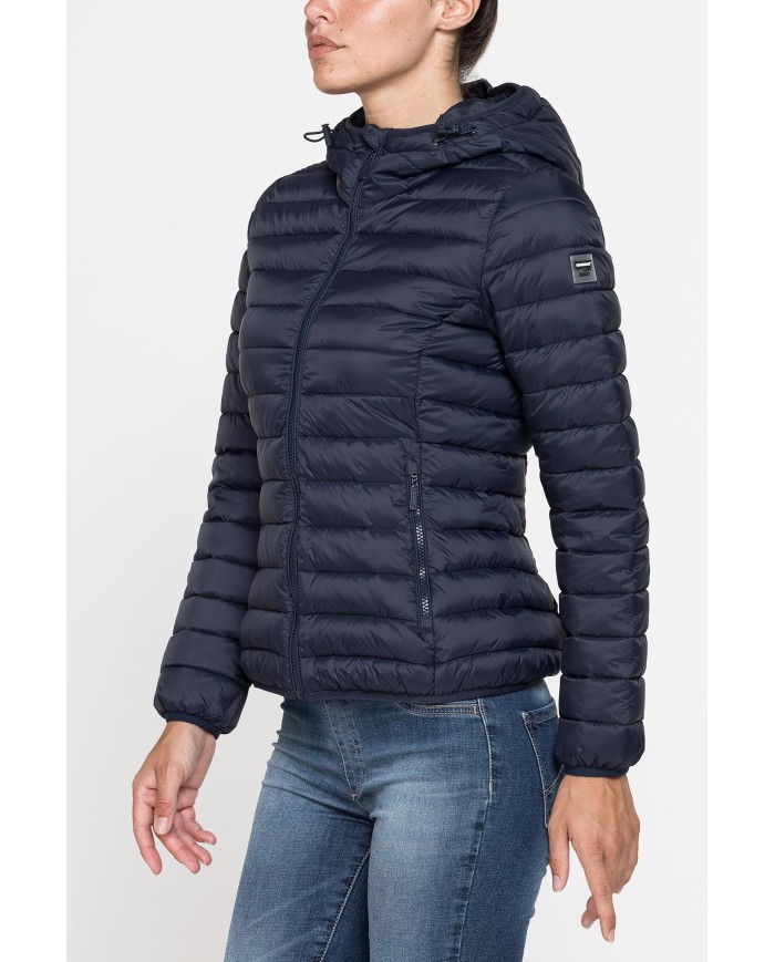 GIUBBOTTO RESISTENTE ALLA PIOGGIA CON IMBOTTITURA ULTRA LEGGERA. Vestibilità regolare.