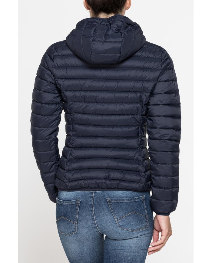 GIUBBOTTO RESISTENTE ALLA PIOGGIA CON IMBOTTITURA ULTRA LEGGERA. Vestibilità regolare.