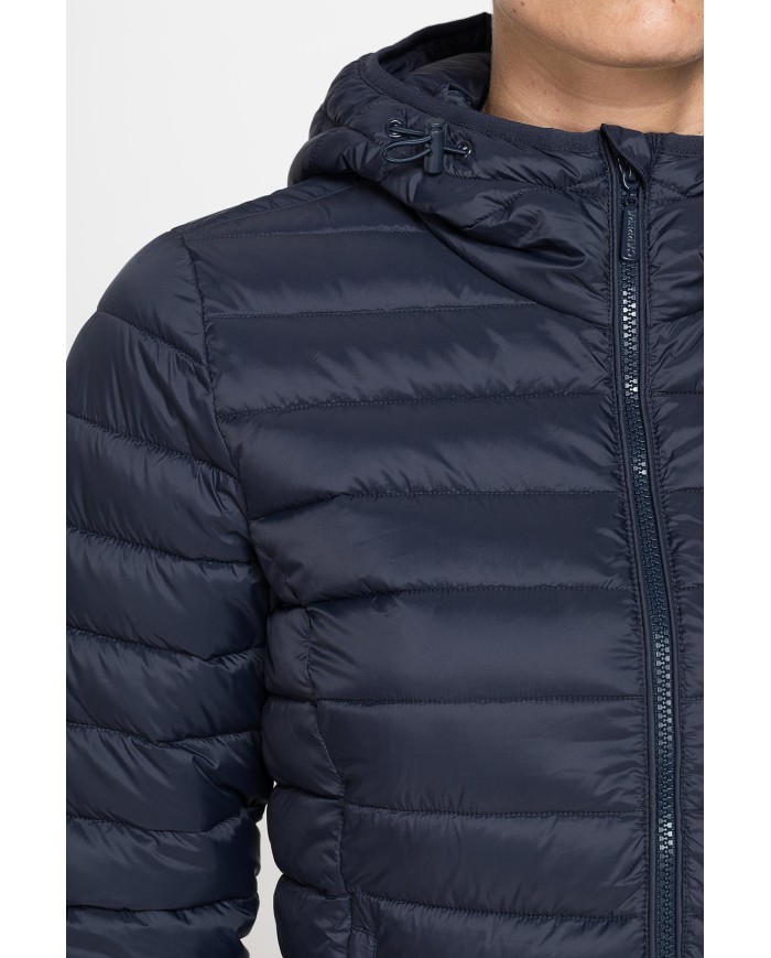 GIUBBOTTO RESISTENTE ALLA PIOGGIA CON IMBOTTITURA ULTRA LEGGERA. Vestibilità regolare.